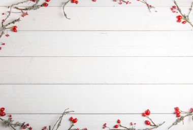 Noel, yeni yıl veya sonbahar arka plan, Noel doğal süs eşyaları ve çam dalları, çilek, rose hips ve kış dalları düz yatıyordu kompozisyon moss, metin tebrik için boş alanı ile kaplı