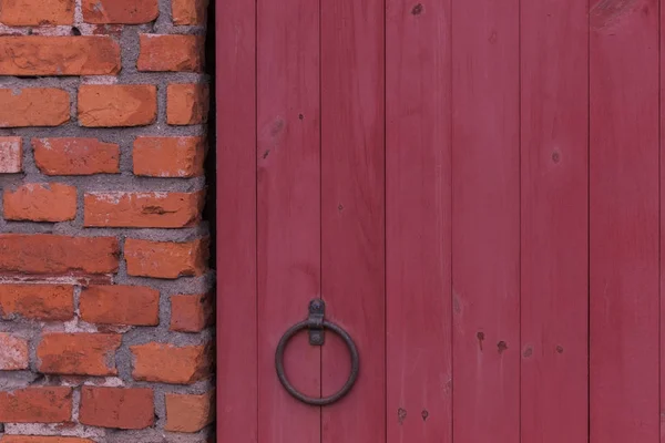 Czerwony drzwi na elewacji stary Murowany dom — Zdjęcie stockowe