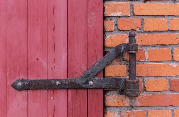 Czerwony drzwi na elewacji stary Murowany dom — Zdjęcie stockowe