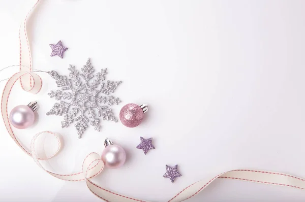 Χριστουγεννιάτικη σύνθεση. Σπρους κλαδιά, χριστουγεννιάτικο δέντρο, Χριστούγεννα ροζ διακόσμηση μπάλα διακοπών με κορδέλα σε λευκό φόντο. — Φωτογραφία Αρχείου