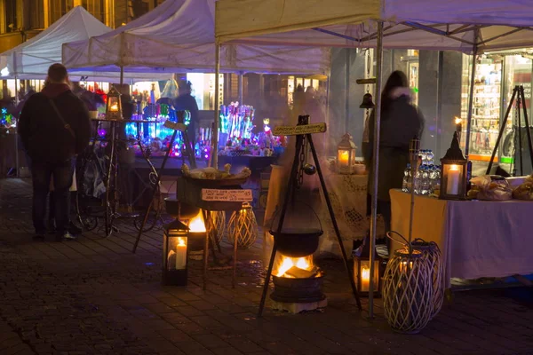 RIGA, LATVIA, NOVEMBER 17, 2017: Festival Staro Riga, Beaming Riga celebrating 99th anniversary of independence. VECRIGA, festive market — Stock Photo, Image