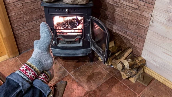 Relaxing at the fireplace on winter evening — Stock Photo, Image