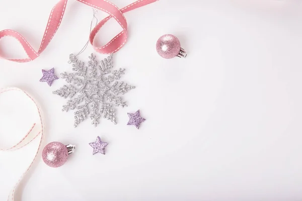 Christmas composition. Spruce branches, xmas tree, xmas pink decor holiday ball with ribbon on white background. — Stock Photo, Image