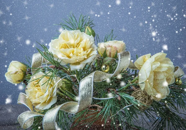 Christmas decoration. Gift, candles, lights, golden balls on a wooden rustic table. Composition of pine branches and English roses in a vase. — Stock Photo, Image