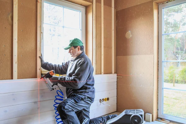 İnşaat işçisi termal olarak eko ahşap çerçeve yalıtımı