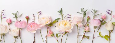 Beyaz ahşap arka planda şenlikli çiçek kompozisyonu. Genel Görünüm