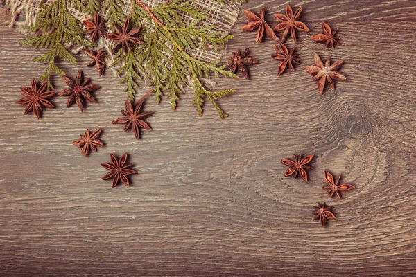 Noel kompozisyonu. Spruce dalları, xmas ağacı, beyaz arka planda kurdeleli pembe desenli tatil balosu.. — Stok fotoğraf