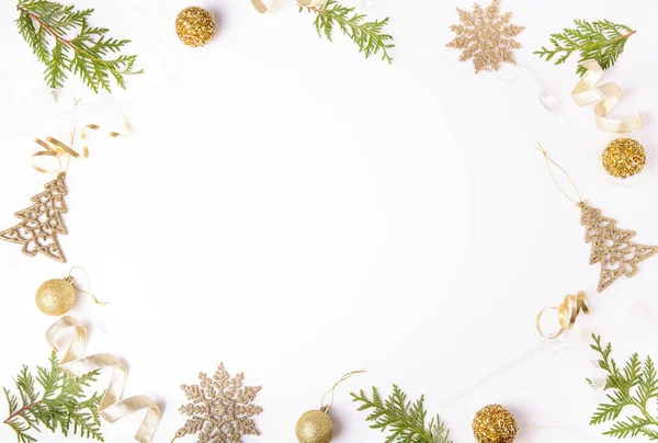 크리스마스 휴일 구성입니다. 축제 크리에이 티브 황금 패턴, 리본, 눈송이, 흰색 바탕에 크리스마스 트리, 크리스마스 골드 장식 휴가 공. — 스톡 사진