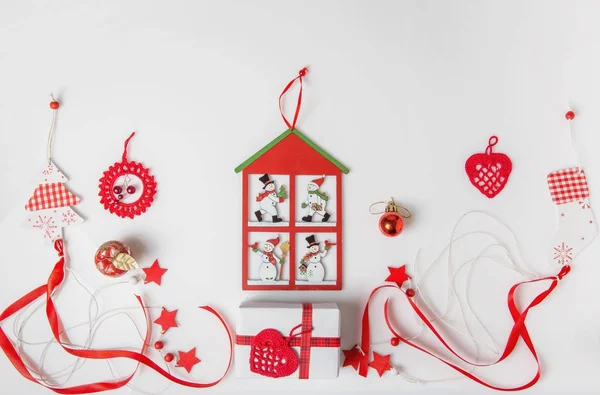 Vánoční dovolená složení. Slavnostní kreativní červeným vzorem, Vánoční výzdoba rekreační míč s stuha, sněhové vločky, vánoční strom, ponožky na bílém pozadí. — Stock fotografie