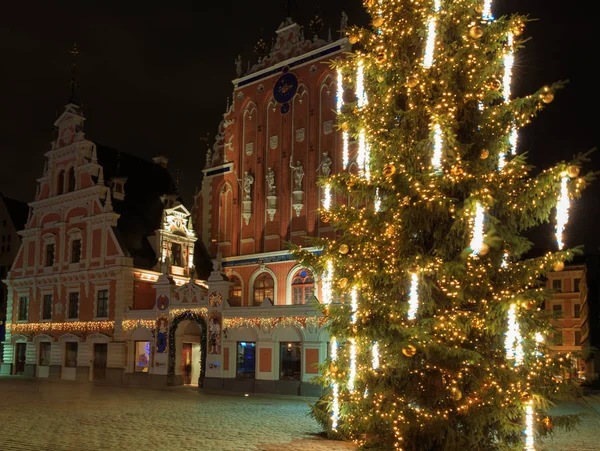 Noc Bożego Narodzenia tło, świąteczne oświetlenie miasta. Neon choinki w starym mieście. — Zdjęcie stockowe