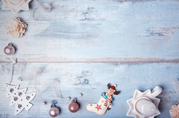 Composición navideña. Patrón blanco creativo festivo, bola de fiesta de decoración de Navidad con cinta, copos de nieve, árbol de Navidad sobre fondo rústico de madera azul . — Foto de Stock