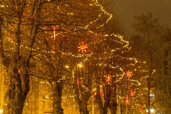 Natt jul bakgrund, jul city belysning. Neon julgran i centrala. — Stockfoto