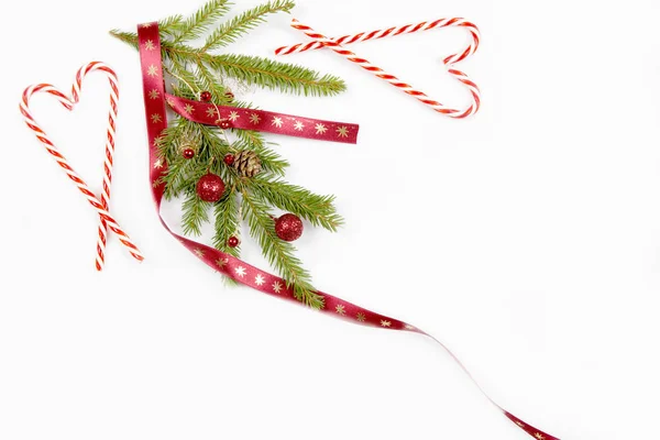 Composición navideña. Patrón creativo festivo, bola de Navidad de decoración roja de Navidad con bastones de caramelo de Navidad, regalo, copos de nieve, árbol de Navidad sobre fondo blanco . —  Fotos de Stock