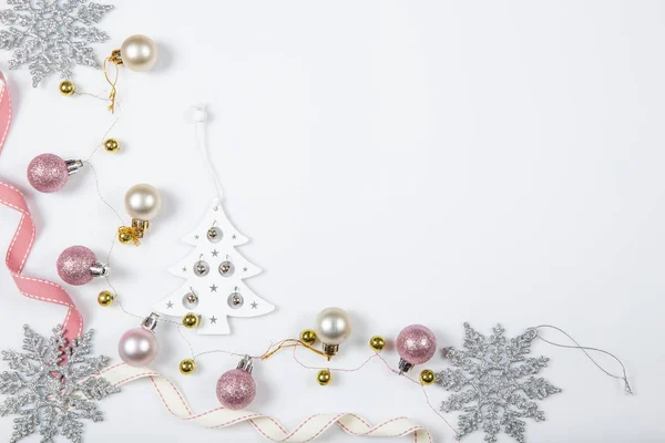 Χριστουγεννιάτικη σύνθεση. Σπρους κλαδιά, χριστουγεννιάτικο δέντρο, Χριστούγεννα ροζ διακόσμηση μπάλα διακοπών με κορδέλα σε λευκό φόντο. — Φωτογραφία Αρχείου