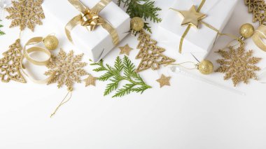 Noel tatil kompozisyon. Festival yaratıcı altın desen, xmas altın dekor tatil top şerit, kar taneleri, beyaz arka plan üzerinde Noel ağacı.