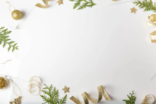 Weihnachtsfeiertagskomposition. festliches, kreatives goldenes Muster, Weihnachtsdekor Weihnachtskugel mit Schleife, Schneeflocken, Weihnachtsbaum auf weißem Hintergrund. — Stockfoto