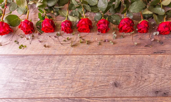 Fondo del día de San Valentín con rosas rojas y conchas. Fondo de boda. Vista superior, espacio de copia . — Foto de Stock