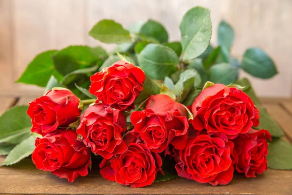 Fondo del día de San Valentín con rosas rojas. Día de San Valentín mesa lugar ajuste. Fondo de boda. Madres, San Valentín, concepto del día de la boda de las mujeres —  Fotos de Stock