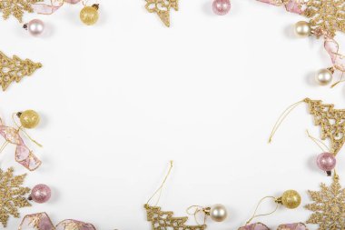 Noel tatil kompozisyon. Festival yaratıcı altın desen, xmas altın dekor tatil top şerit, kar taneleri, beyaz arka plan üzerinde Noel ağacı.