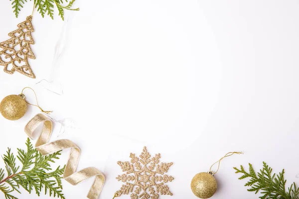 Christmas holiday composition. Festive creative golden pattern, xmas gold decor holiday ball with ribbon, snowflakes, christmas tree on white background. — Stock Photo, Image
