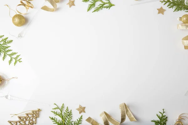 Weihnachtsfeiertagskomposition. festliches, kreatives goldenes Muster, Weihnachtsdekor Weihnachtskugel mit Schleife, Schneeflocken, Weihnachtsbaum auf weißem Hintergrund. — Stockfoto