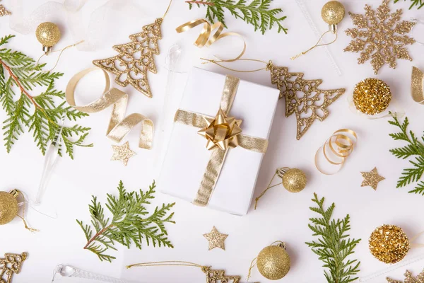 Σύνθεση διακοπών Χριστουγέννων. Εορταστική χρυσή δημιουργική φαντασία, Χριστούγεννα χρυσό décor διακοπών μπάλα με κορδέλα, νιφάδες χιονιού, χριστουγεννιάτικο δέντρο σε λευκό φόντο. — Φωτογραφία Αρχείου