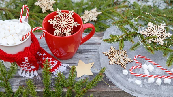 Fond de Noël avec branches de sapin, flocons de neige décorés et cannes de bonbons sur la glace dans un style vintage — Photo