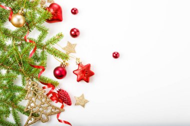 Noel tatil kompozisyon. Festival yaratıcı desen, xmas kırmızı dekor tatil top şerit, kar taneleri, beyaz arka plan üzerinde Noel ağacı.