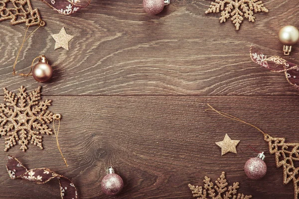 Noel kompozisyonu. Spruce dalları, xmas ağacı, beyaz arka planda kurdeleli pembe desenli tatil balosu.. — Stok fotoğraf