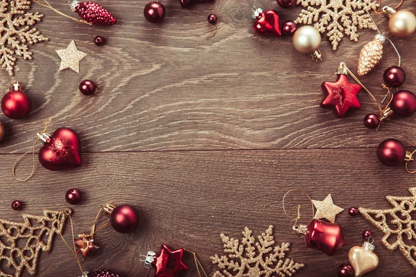 Composición navideña. Ramas de abeto, árbol de Navidad, bola de fiesta de decoración rosa de Navidad con cinta sobre fondo blanco. —  Fotos de Stock