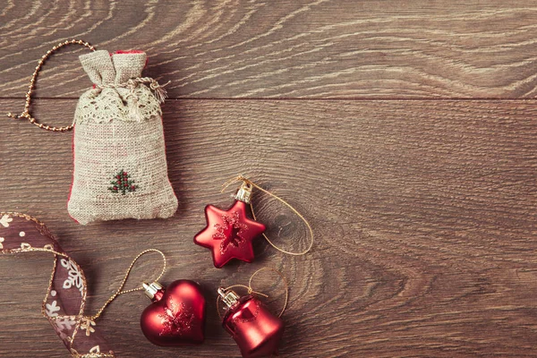 Christmas composition. Spruce branches, xmas tree, xmas pink decor holiday ball with ribbon on white background. — Stock Photo, Image