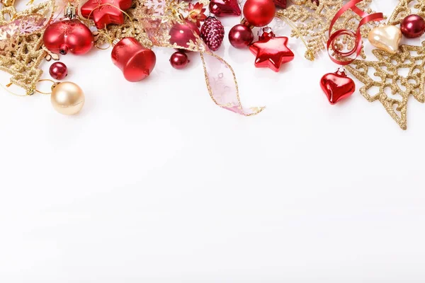 Composición navideña. Patrón creativo festivo, bola de Navidad de decoración roja de Navidad con cinta, copos de nieve, árbol de Navidad sobre fondo blanco . — Foto de Stock