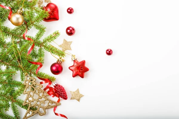 Noel tatil kompozisyon. Festival yaratıcı desen, xmas kırmızı dekor tatil top şerit, kar taneleri, beyaz arka plan üzerinde Noel ağacı.