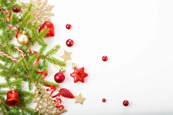 Noel tatil kompozisyon. Festival yaratıcı desen, xmas kırmızı dekor tatil top şerit, kar taneleri, beyaz arka plan üzerinde Noel ağacı.