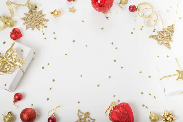Composición navideña. Patrón de oro creativo festivo, bola de Navidad de decoración de oro de Navidad con cinta, copos de nieve, árbol de Navidad sobre fondo blanco . — Foto de Stock