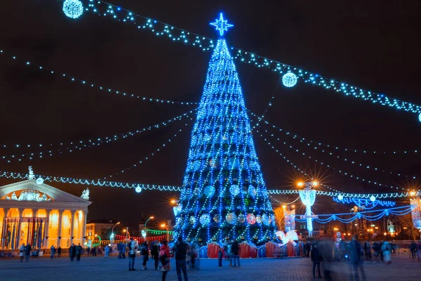 Miasto Boże Narodzenie i nowy rok iluminacji i dekoracji w rynku miasta. — Zdjęcie stockowe