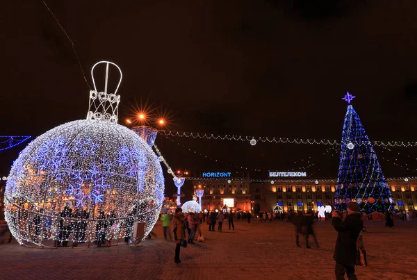 Miasto Boże Narodzenie i nowy rok iluminacji i dekoracji w rynku miasta. — Zdjęcie stockowe