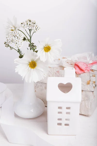 Profumo Fiori Campo Cosmo Bianco Cosmea Vaso Regalo Candeliere Ceramica — Foto Stock