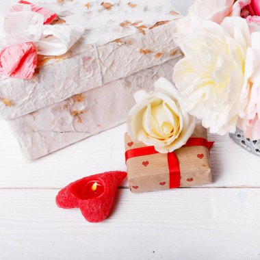 İngilizce buket gül vazo, Hediyelik, kalp, şerit şeklinde kırmızı mumlar. Tebrik kartı, davet sonrası hafif pastel renkler. Doğum günü, anne, Sevgililer, kadın, düğün günü kavramı