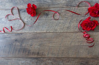 Sevgililer günü kırmızı gül ve şerit arka plan. Sevgililer günü yer sofra