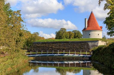 Manastır Binası, Kuressaare kale mavi gökyüzü bulutlar, Saaremaa Adası, Estonya ile karşı