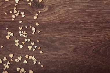 Sevgililer günü tatil kompozisyon, süs. Festival yaratıcı desen, kırmızı gül, kalp, şerit ahşap kahverengi zemin üzerinde. Düz yatıyordu, en iyi görünüm. Doğum günü, anne, kadın, düğün günü kavramı.