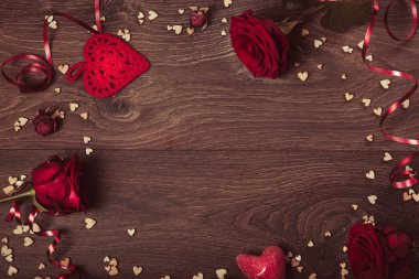 Sevgililer günü tatil kompozisyon, süs. Festival yaratıcı desen, kırmızı gül, kalp, şerit ahşap kahverengi zemin üzerinde. Düz yatıyordu, en iyi görünüm. Doğum günü, anne, kadın, düğün günü kavramı.