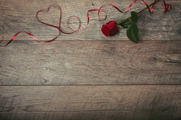 Fondo del día de San Valentín. Día de San Valentín mesa lugar ajuste Mesa de madera con espacio de copia — Foto de Stock