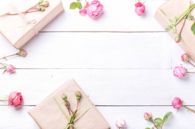 Çiçek kompozisyon. Gül çiçek, Hediyelik, kağıt torba ile çalışma alanı. Üstten Görünüm, düz yatıyordu.