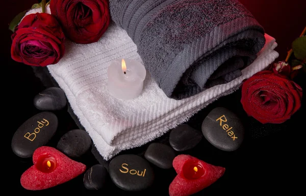 Concepto Spa Día San Valentín Rosas Rojas Velas Forma Corazón — Foto de Stock