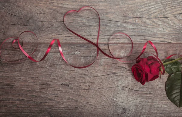 Cinta Roja Está Forrada Corazón Forma Una Mesa Madera Oscura — Foto de Stock