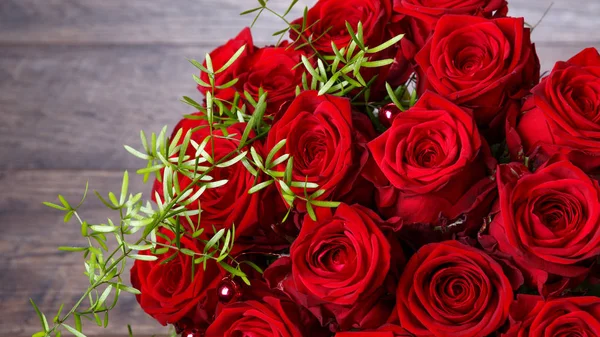 フラワー ショップ バレンタイン花束赤いバラで赤いバラの豪華な花束 誕生日 母のバレンタイン 結婚式の日の概念 — ストック写真