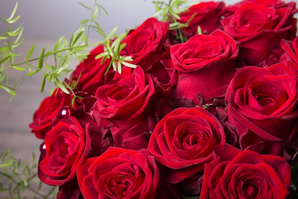 フラワー ショップ バレンタイン花束赤いバラで赤いバラの豪華な花束 誕生日 母のバレンタイン 結婚式の日の概念 — ストック写真