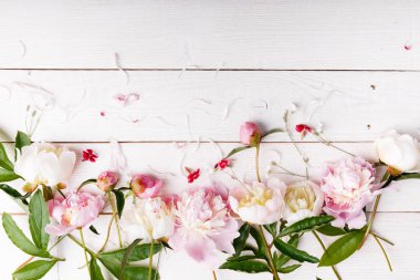 Pembe ve beyaz peonies rustik ahşap arka plan üzerinde çarpıcı. Uzay kopyalayın. Doğum günü, anne, Sevgililer, kadınların düğün günü kavramı.